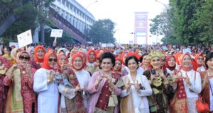 Ribuan Perempuan Padati Jembatan Ampera di Parade Kebaya dan Wastra/Songket