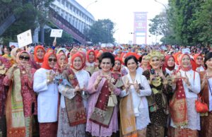 Ribuan Perempuan Padati Jembatan Ampera di Parade Kebaya dan Wastra/Songket