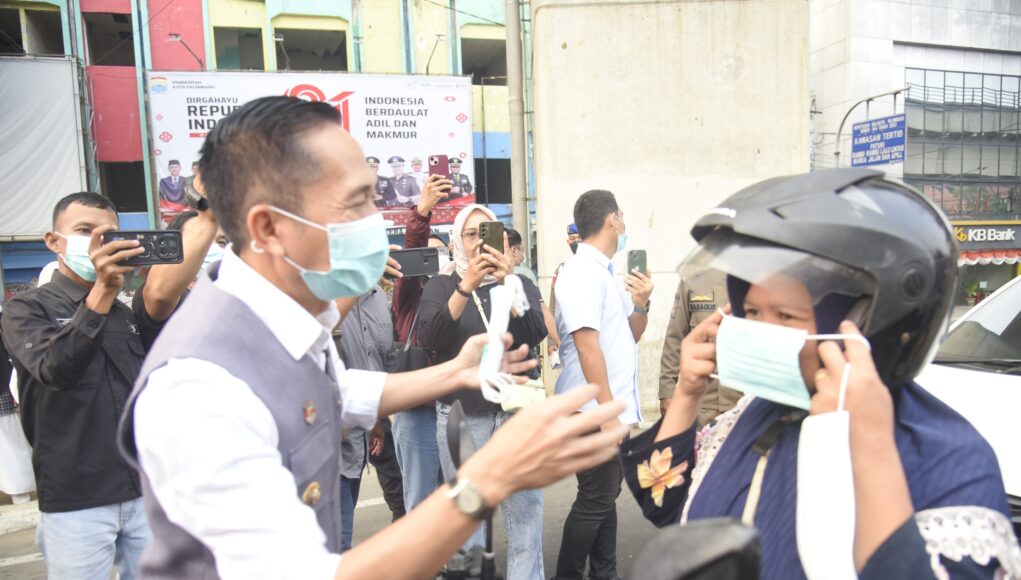 Ratu Dewa turun langsung bagikan masker ditengah kualitas udara Palembang yang memburuk