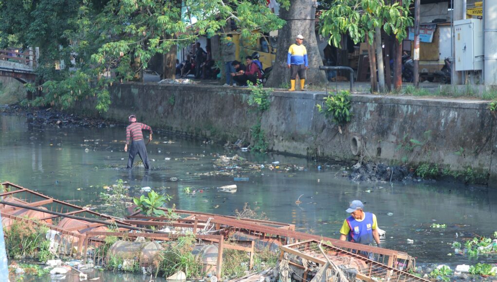 Gotong Royong Jumat Bersih, Pemkot Palembang Sisir Aliran Sungai Lambidaro