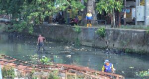 Gotong Royong Jumat Bersih, Pemkot Palembang Sisir Aliran Sungai Lambidaro