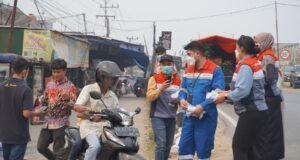 Respons Cepat Dampak Karhutla, PHE Jambi Merang Bagikan Masker ke Warga Sekitar