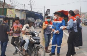 Respons Cepat Dampak Karhutla, PHE Jambi Merang Bagikan Masker ke Warga Sekitar