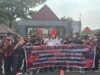 Gubernur tak punya nyali, Ratusan massa PP Talang Ubi Geruduk Kantor Gubernur Sumsel desak hentikan truk Batubara PT BSE