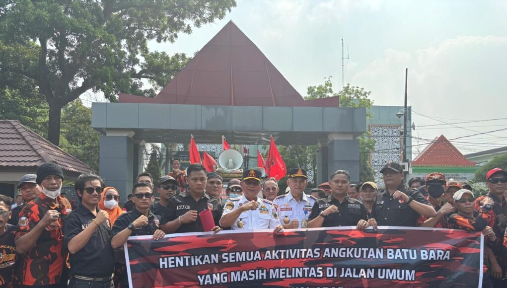 Gubernur tak punya nyali, Ratusan massa PP Talang Ubi Geruduk Kantor Gubernur Sumsel desak hentikan truk Batubara PT BSE