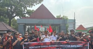 Gubernur tak punya nyali, Ratusan massa PP Talang Ubi Geruduk Kantor Gubernur Sumsel desak hentikan truk Batubara PT BSE
