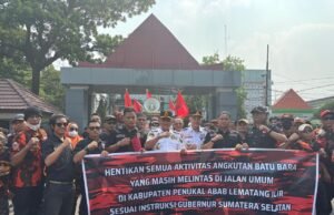 Gubernur tak punya nyali, Ratusan massa PP Talang Ubi Geruduk Kantor Gubernur Sumsel desak hentikan truk Batubara PT BSE