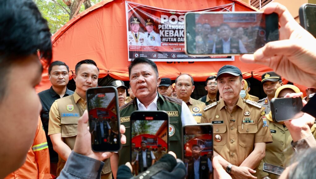 Turun ke Lahan Gambut yang Membara, Gubernur Herman Deru dan Wali Kota Ratu Dewa Perkuat Perang Melawan Karhutla di Kertapati