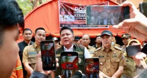 Turun ke Lahan Gambut yang Membara, Gubernur Herman Deru dan Wali Kota Ratu Dewa Perkuat Perang Melawan Karhutla di Kertapati