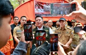 Turun ke Lahan Gambut yang Membara, Gubernur Herman Deru dan Wali Kota Ratu Dewa Perkuat Perang Melawan Karhutla di Kertapati