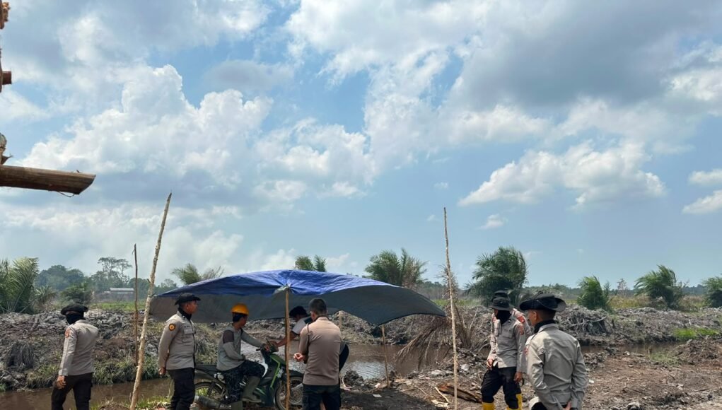 Patroli Karhutla di Cengal, Personel Polda Sumsel Pantau Dua Area Perusahaan