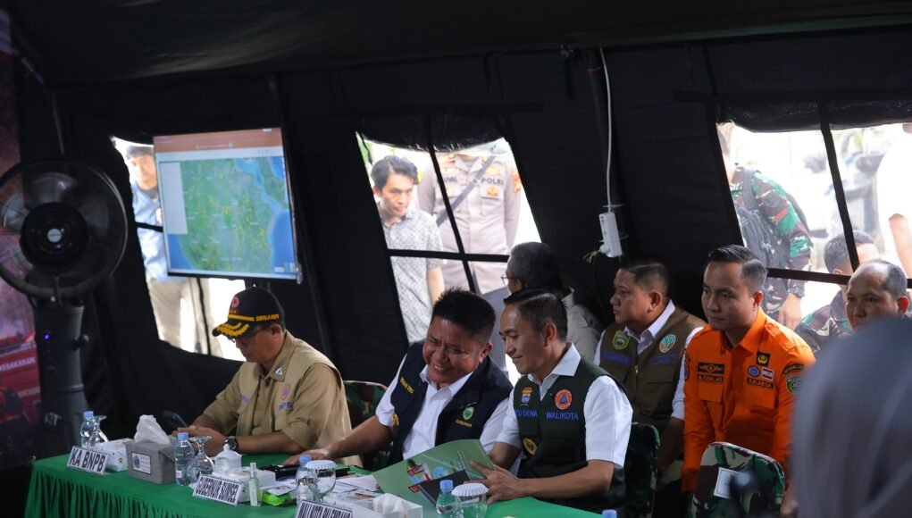Darurat asap Palembang Ispu Tembus 302 Status Berbahaya, Menko Polkam Turun Gunung ke Posko Karhutla