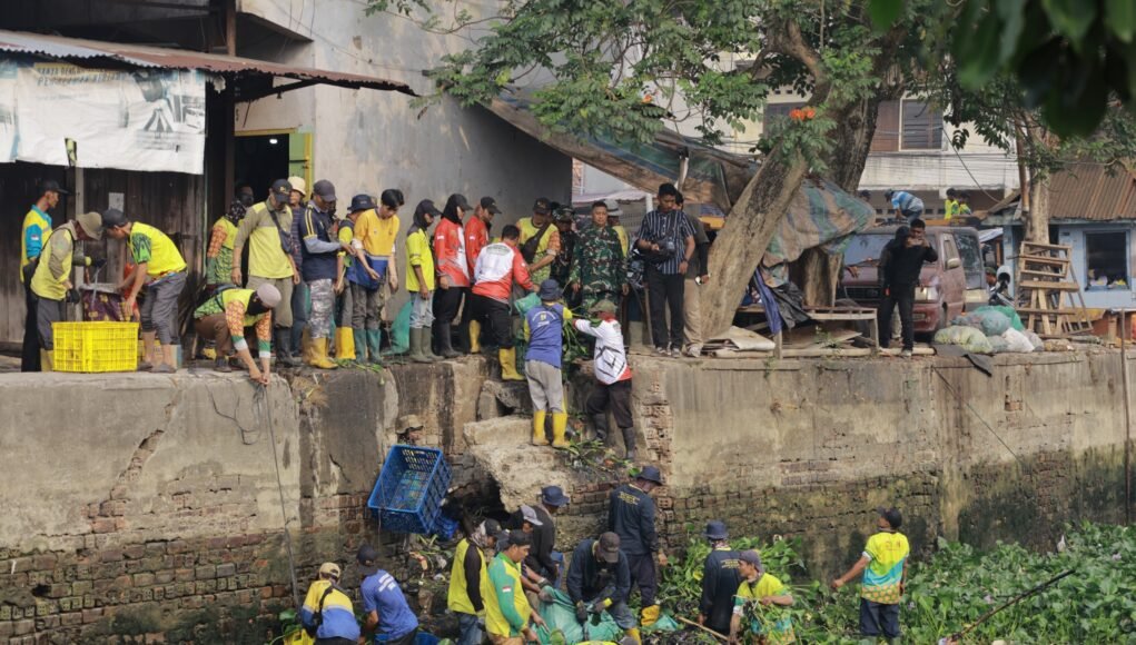 Kodim 0418 dan Pemkot Palembang Bersihkan Sungai Sekanak di Program Indonesia Asri 2026