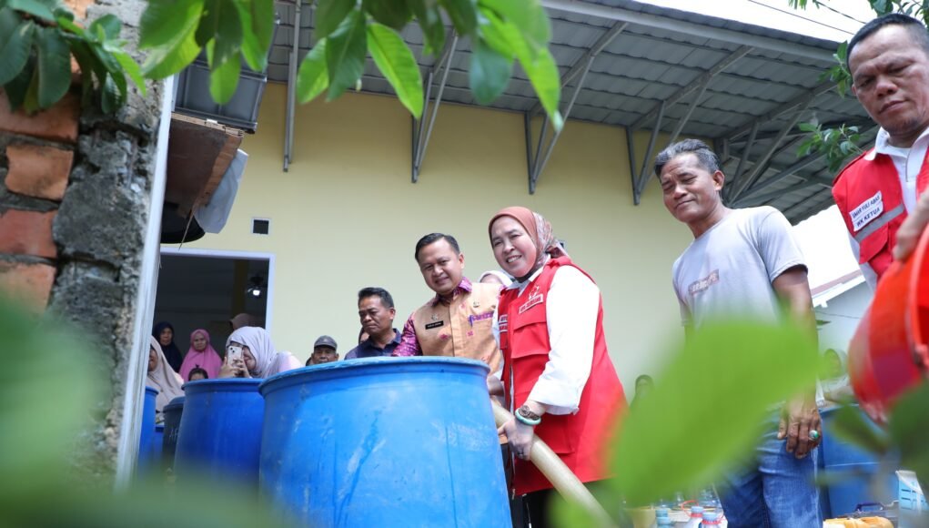 Kemarau Panjang, Sumur Warga Kering Dua Bulan, Pemkot Palembang dan PMI Salurkan Air Bersih di Sukamulya