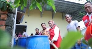 Kemarau Panjang, Sumur Warga Kering Dua Bulan, Pemkot Palembang dan PMI Salurkan Air Bersih di Sukamulya