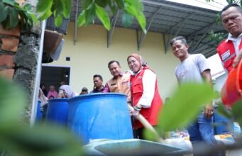 Kemarau Panjang, Sumur Warga Kering Dua Bulan, Pemkot Palembang dan PMI Salurkan Air Bersih di Sukamulya