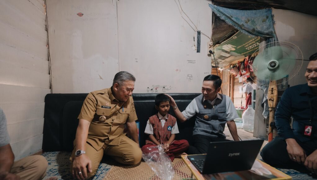 Dari Taman Kota, Ruang Aman Asap, Hingga Bagikan Ribuan Laptop untuk Siswa Miskin