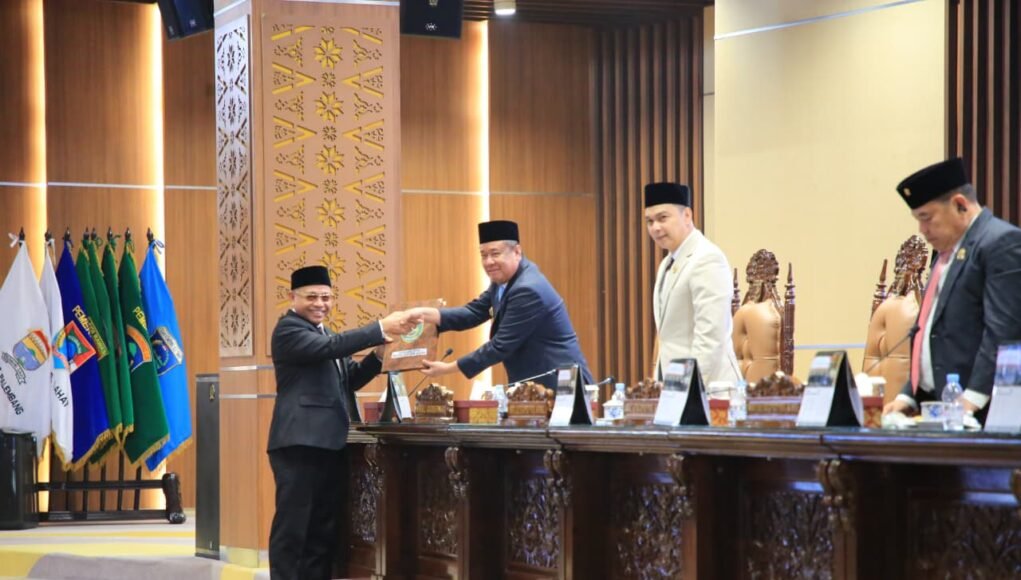 Wagub Cik Ujang Dengarkan Pandangan Umum Fraksi DPRD Sumsel terhadap Raperda APBD 2027