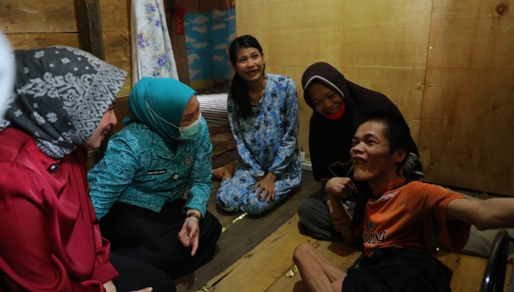 Pemkot Palembang Salurkan Bantuan Kursi Roda dan Sembako Lewat Program Palembang Peduli di Seberang Ulu I