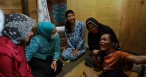 Pemkot Palembang Salurkan Bantuan Kursi Roda dan Sembako Lewat Program Palembang Peduli di Seberang Ulu I