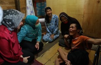 Pemkot Palembang Salurkan Bantuan Kursi Roda dan Sembako Lewat Program Palembang Peduli di Seberang Ulu I