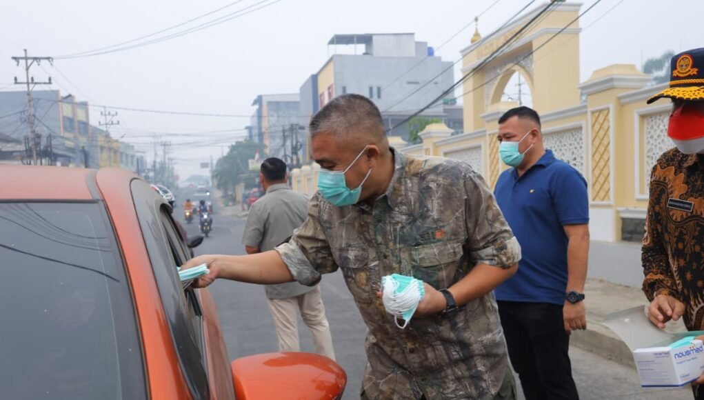 Cegah Dampak Buruk Kualitas Udara, Pemkot Palembang Bagikan 15.000 Masker di Persimpangan Jalan