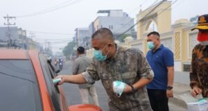 Cegah Dampak Buruk Kualitas Udara, Pemkot Palembang Bagikan 15.000 Masker di Persimpangan Jalan