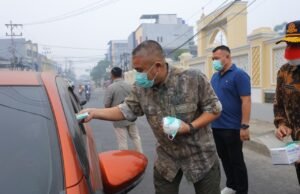 Cegah Dampak Buruk Kualitas Udara, Pemkot Palembang Bagikan 15.000 Masker di Persimpangan Jalan