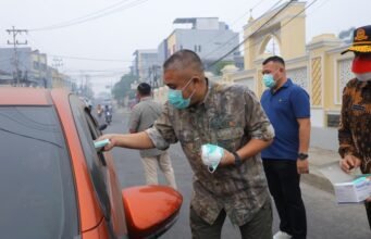 Cegah Dampak Buruk Kualitas Udara, Pemkot Palembang Bagikan 15.000 Masker di Persimpangan Jalan
