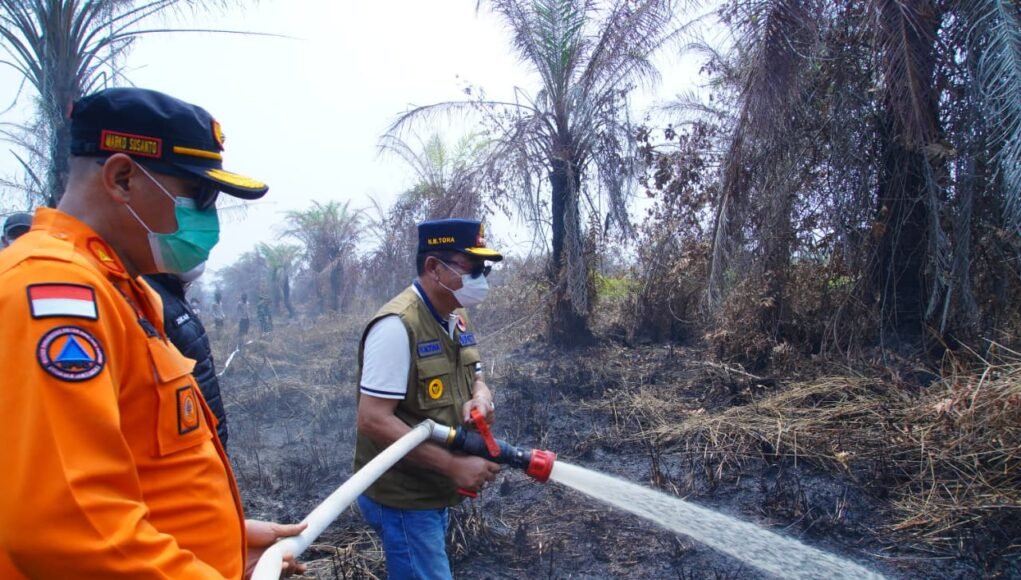Bupati Muba Turun ke Muara Medak, Petugas dan Warga Bersatu Padamkan Karhutla
